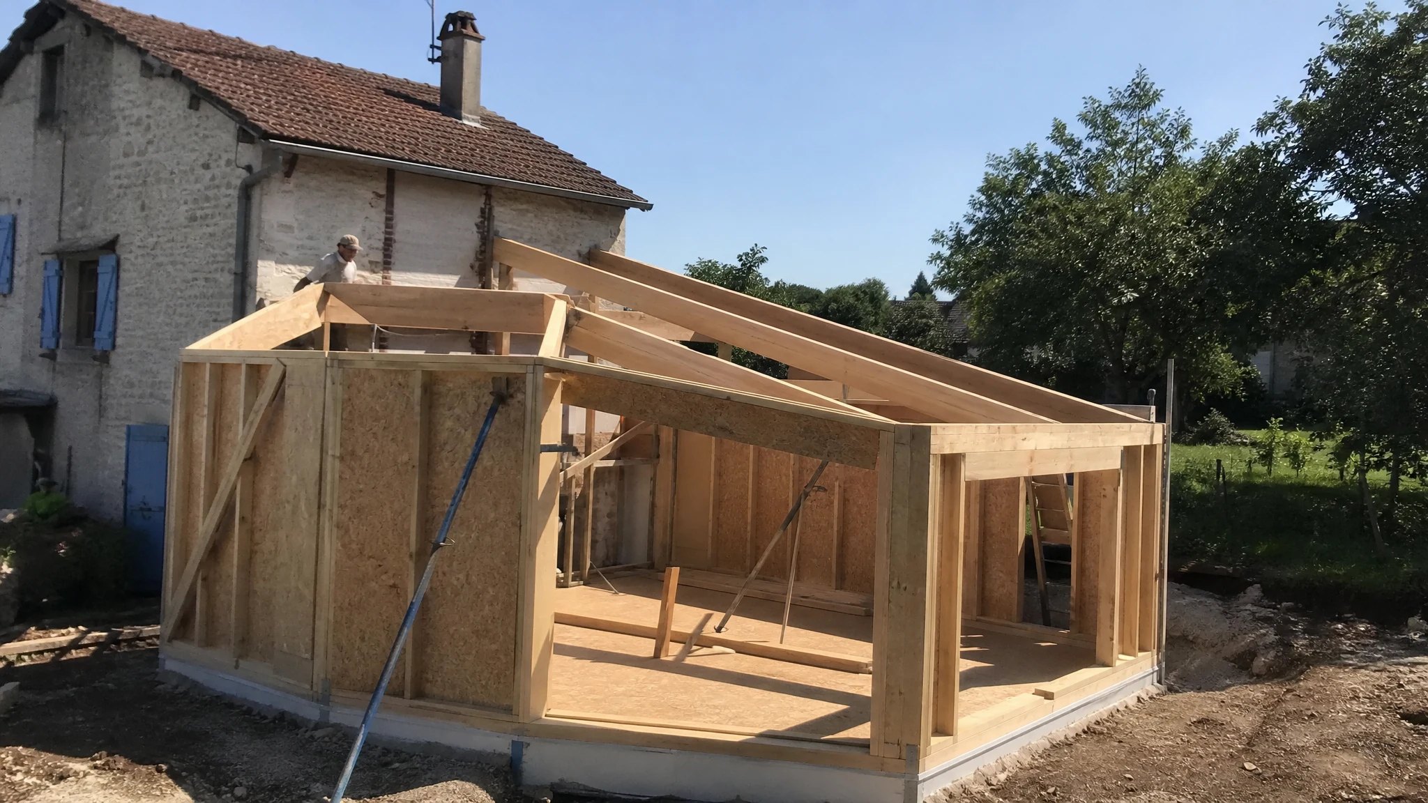 Extension ossature bois en cours de montage à Cadaujac