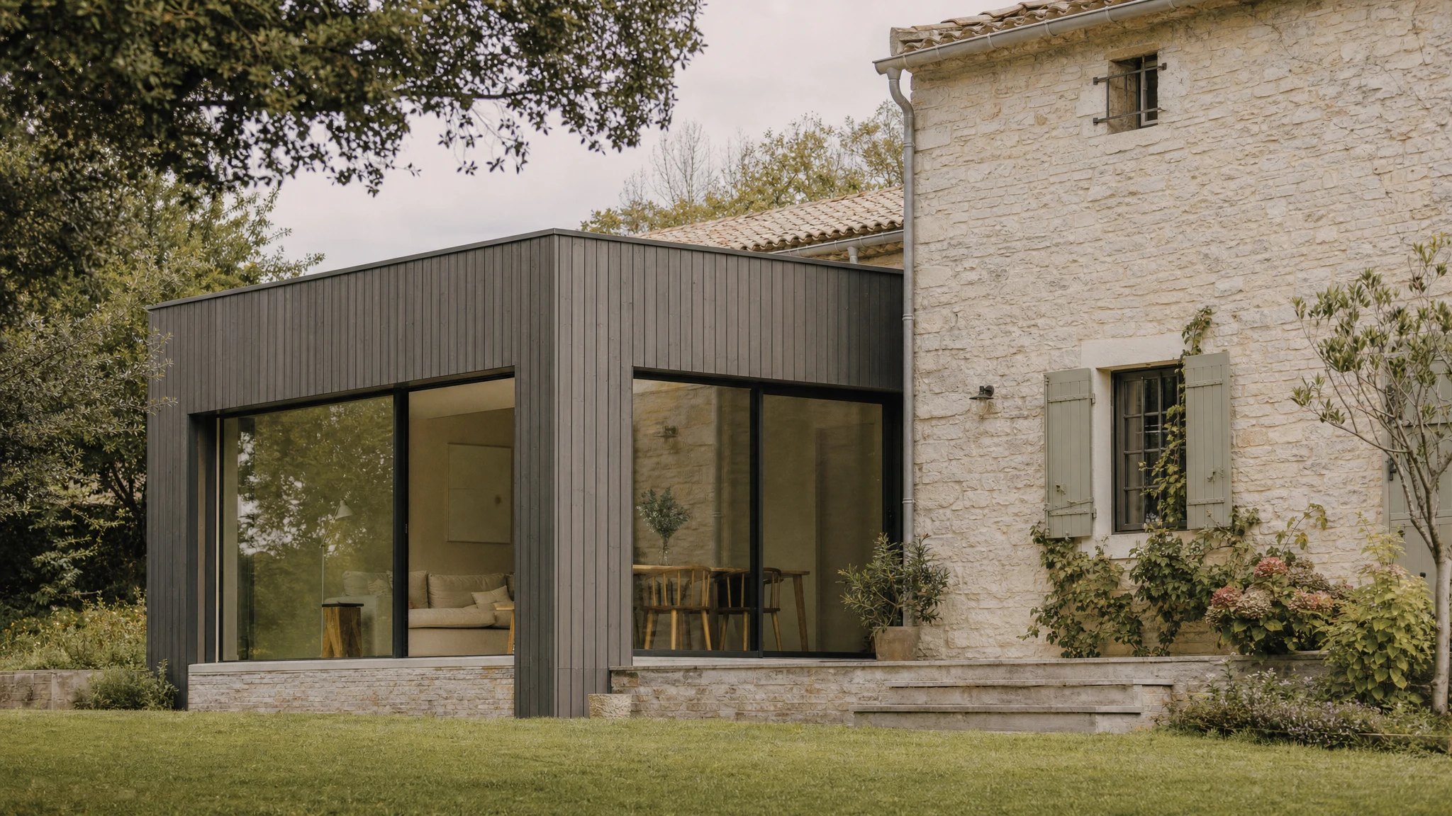 Extension contemporaine d'une maison girondine accompagnée par MARTI-amo