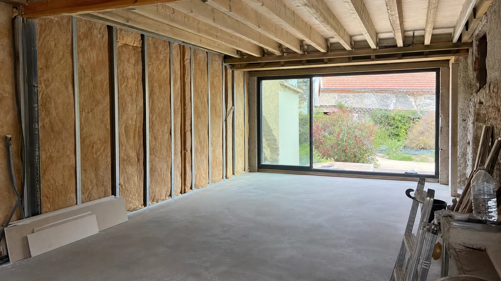Garage transformé en pièce de vie dans une maison girondine, réalisation MARTI-amo