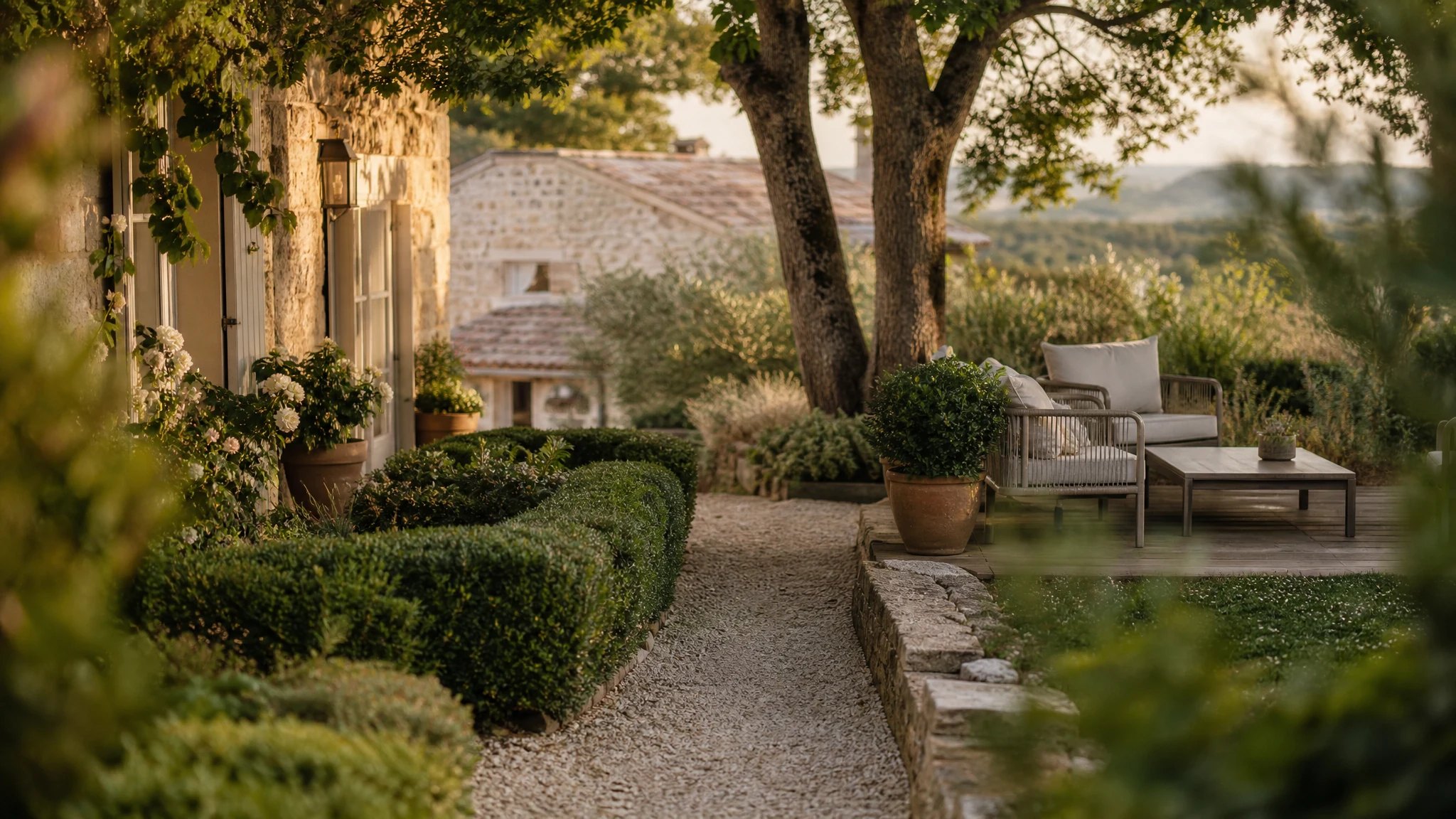 Terrasse et allée aménagées autour d'une maison en Gironde, chantier MARTI-amo