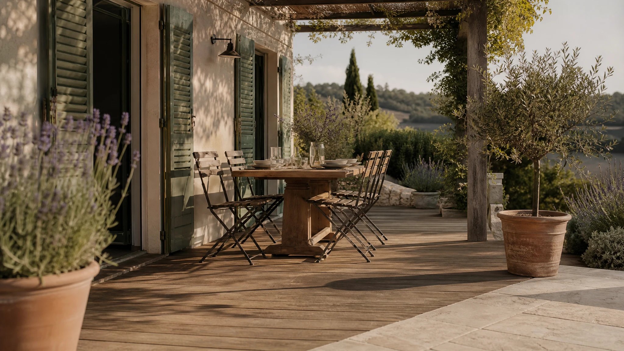 Terrasse bois avec pergola dans un jardin girondin, réalisation suivie par MARTI-amo